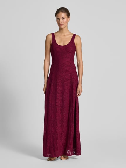 Vrouwenmodel draagt Ausgestelltes Spitzenkleid mit schmalen Trägern Modell 'SALINA' van Vero Moda, maxi lengte, uni kleur, kanten patroon, u-hals, vooraanzicht volledig lichaam.