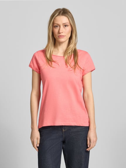Frauenmodel trägt Relaxed Fit T-Shirt aus reiner Baumwolle von Tom Tailor, Optik: Unifarben, Rundhals, Kurzarm, Rollsaum, Ganzkörperansicht von vorne.