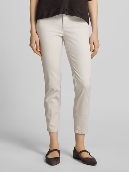 Frauenmodel trägt Cropped Hose mit elastischem Bund Modell 'ORNELLA' von Angels aus Baumwoll-Mix mit Stretch-Anteil, Eingrifftaschen, helle Farbe, glatte Textur, Ganzkörperansicht von vorne.