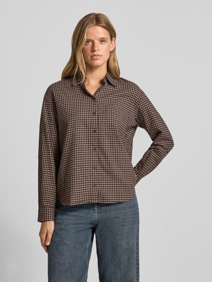 Frauenmodel trägt Relaxed Fit Langarmbluse aus reiner Baumwolle von Marc O'Polo DENIM, braun kariert, klassische Knopfleiste, Ganzkörperansicht von vorne.