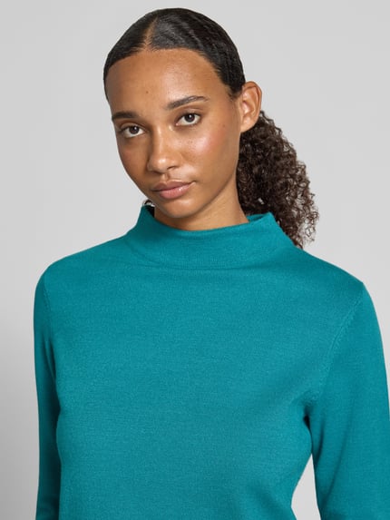 Frauenmodel trägt Regular Fit Pullover aus Viskose-Mix Modell 'NOS AUGUST' von Betty Barclay in Türkis, Damen Pullover, Nahaufnahme Oberkörper.