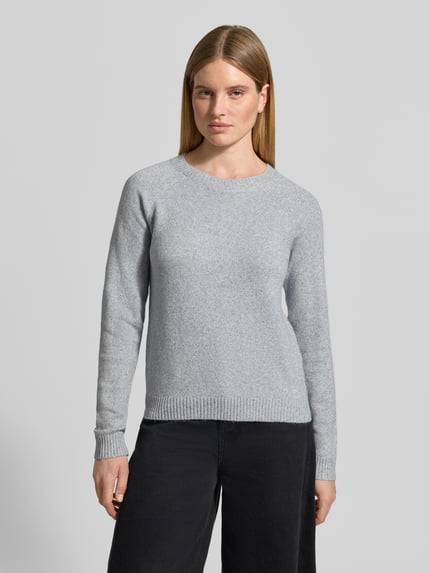Frauenmodel trägt Pullover mit strickartiger Struktur von VERO MODA, uni hellgrau, Rundhals, lange Raglanärmel, gerippte Abschlüsse, Ganzkörperansicht von vorne.