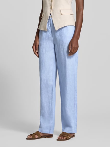 Frauenmodel trägt Straight Fit Leinenhose mit elastischem Bund von Fynch-Hatton in Hellblau, mit Paspeltaschen, Ganzkörperansicht von vorne, Reines Leinen, Bundweite 38 cm, Innenbeinlänge 79 cm, Größe 36.