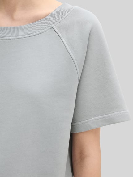 Frauenmodel trägt Regular Fit Sweatshirt aus reiner Baumwolle von Marc O'Polo, Optik: Unifarben, Label-Print, Nahaufnahme Oberkörper.