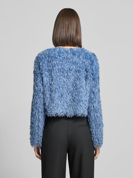 Frauenmodel trägt Cropped Jacke mit Federn von Christian Berg Woman Selection in Hellblau, strukturierte Oberfläche, Ganzkörperansicht Rückansicht.