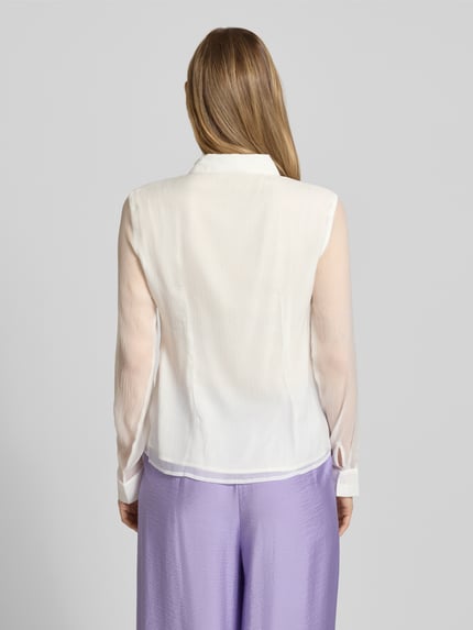 Vrouwenmodel draagt Regular Fit Blouse met knoopdetail model 'Miley' van GUIDO MARIA KRETSCHMER WOMAN, wit, lange mouwen, overhemdkraag, knoopsluiting, ruglengte 58 cm, mouwlengte 60 cm, enkelvoudige stofstructuur, achteraanzicht volledige lichaamsweergave.