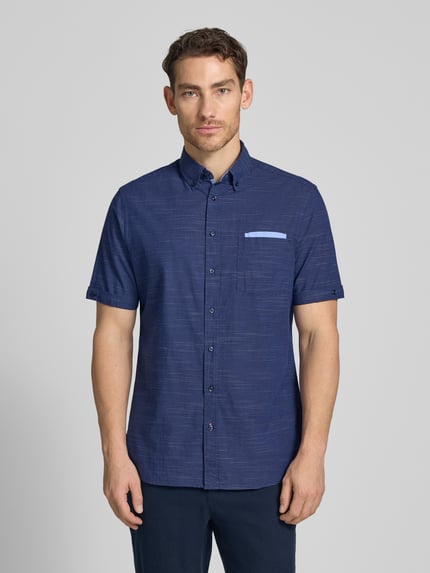 Männermodel trägt Regular Fit Freizeithemd mit Button-Down-Kragen von Christian Berg Men, Reine Baumwolle, Brusttasche, Ganzkörperansicht von vorne.