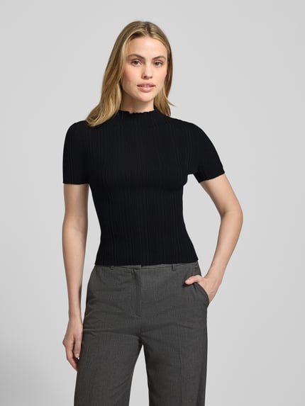 Vrouwenmodel draagt Slim Fit T-Shirt uit viscosemix model 'SARPHAPILK' van HUGO, zwart, uni, mockneck, ribstructuur, voorkant volledige lichaamsopname.
