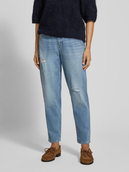 Frauenmodel trägt Mom Fit Jeans aus Baumwoll-Mix - s.Oliver x Heidi Klum von s.Oliver RED LABEL in hellem Blau, leichte Used-Optik, Ganzkörperansicht von vorne.