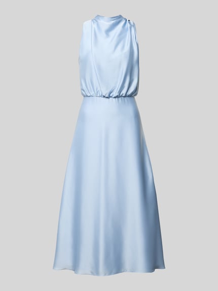 Frauenmodel trägt Cocktailkleid mit Stehkragen von Swing in hellblau, taillierte Passform, Midikleid, Unterkleid, Rückenreißverschluss, Rückansicht. Rückenlänge bei Größe 36: 126 cm, Brustweite bei Größe 36: 34 cm.