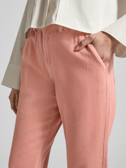 Frauenmodel trägt Mom Fit Jeans mit elastischem Bund von Jake*s Casual in Rosa, reine Baumwolle, Nahaufnahme Hüfte, Eingrifftaschen sichtbar.