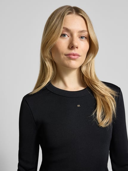 Vrouwenmodel draagt zwart Midikleid met Label-Detail van ARMANI EXCHANGE, getailleerd, geribde ronde hals, Nahaufnahme bovenlichaam.