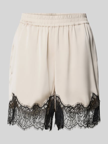 Produktfoto, High Waist Shorts mit Spitzenbesatz Modell 'lalou' von Gestuz in Creme mit schwarzer Spitze, dehnbarer Material-Mix, neutrale Oberfläche