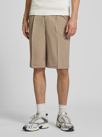 Mannenmodel draagt Loose Fit Chinoshorts met viscose van Only & Sons, beige, gladde stof, rechte vorm, Ganzkörperaanzicht van voren.