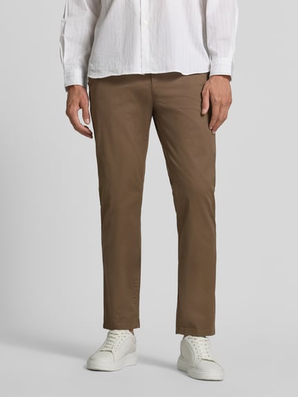 Mężczyzna nosi Straight Fit Hose mit Gesäßtaschen von MCNEAL, bawełna, szerokość w rozmiarze 50: 46 cm, przód, zdjęcie całej sylwetki.
