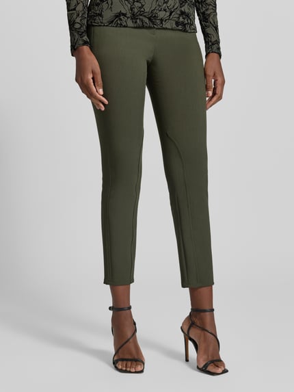 Vrouwenmodel draagt Slim Fit schmale broek met viscose-aandeel Model 'SILEA' van Marc Cain, kleur effen, ritszakken, webware, detailnaden, mid waist, riemlussen, knoop- en ritssluiting, labeldetail, vooraanzicht volledige lichaamsweergave.
