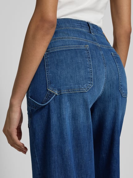 Frauenmodel trägt Wide Fit Jeans mit aufgesetzten Taschen Modell 'Liva Urban' von Angels, Damen Jeans aus elastischem Baumwoll-Mix, 5-Pocket-Design, Detailaufnahme Rückansicht.