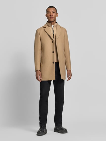 Männermodel trägt Regular Fit Mantel aus Woll-Mix mit Viskose-Anteil von Matinique in Beige mit Reverskragen, Ganzkörperansicht von vorne.