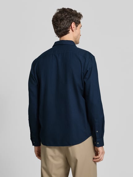Männermodel trägt Regular Fit Freizeithemd mit Strukturoptik von MARC O'POLO in Dunkelblau, Knopfleiste und Manschetten, Ganzkörperansicht Rückansicht.
