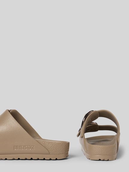 Produktfoto, Slipper mit offener Ferse Modell 'Arizona' von Birkenstock in Beige, abgerundete Ferse, Logo-Detail, Absatzhöhe 4 cm, strukturierte Oberfläche.