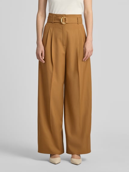 Frauenmodel trägt Wide Leg Anzughose aus reiner Schurwolle Modell 'SERIO' von Max Mara, Optik: Unifarben, Canvas, Ganzkörperansicht von vorne.
