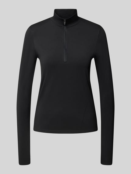 Produktfoto, schwarzes Slim Fit Longsleeve mit Troyer-Kragen und Reißverschluss, Modell 'FEATHER' von Fabletics, Rückenlänge 54 cm, glatte Textur