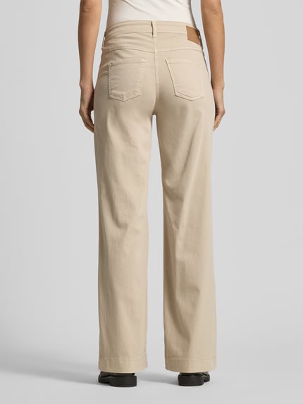 Frauenmodel trägt Loose Fit Jeans mit 5-Pocket-Design von MAC in Beige, Baumwoll-Modal-Mix mit Stretch-Anteil, lockerer Schnitt, Ganzkörperansicht Rückansicht.