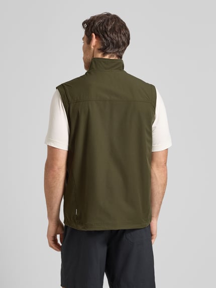 Männermodel trägt Regular Fit Weste mit aufgesetzten Taschen Modell 'Bergheim' von Icepeak in Dunkelgrün, Stehkragen, Rückenansicht.