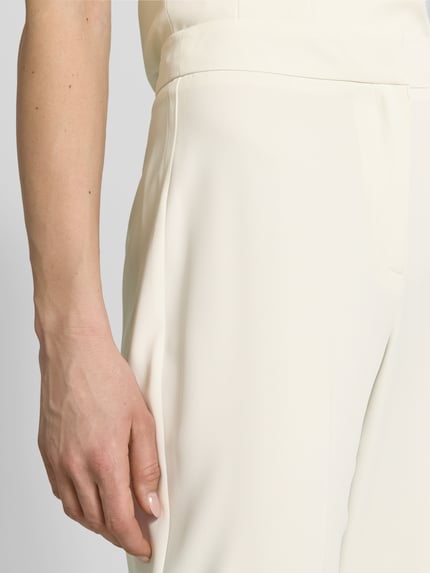 Frauenmodel trägt Hose mit Bügelfalten von Jake*s Cocktail in Creme, Material-Mix mit Stretch, Regular Fit, Nahaufnahme Oberkörper