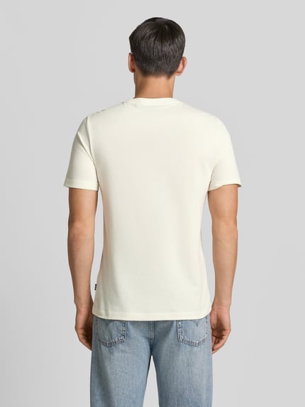 Mannelijk model draagt Regular Fit T-shirt uit katoenmix model 'TIBURT 240' van BOSS in gebroken wit, egale textuur, heren T-shirt, volledig lichaam zicht van achteren.