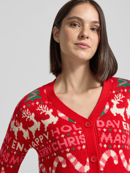 Frauenmodel trägt Cardigan mit weihnachtlichem Motiv-Strick von VERO MODA, mehrfarbig, V-Ausschnitt, Feinstrick, Nahaufnahme Oberkörper.