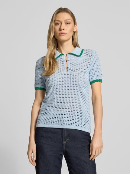 Frauenmodel trägt Slim Fit Poloshirt in Strick-Optik von Jake*s Casual, reine Baumwolle, Lochmuster, Polokragen, Kurzärmelig, elastische Abschlüsse, Vorderansicht, Nahaufnahme Oberkörper.