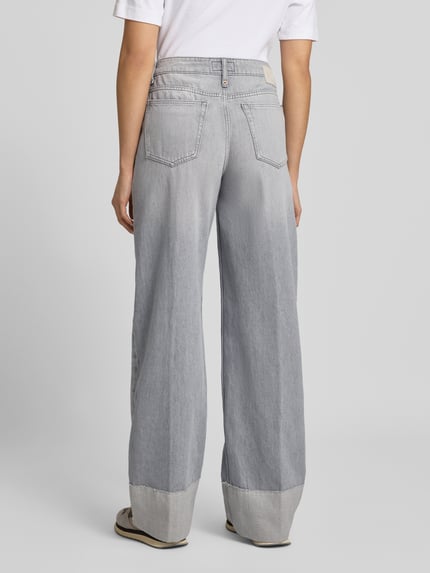 Vrouwenmodel draagt Jeans met 5-Pocket-Design van Drykorn, lichtblauw, rechte losse pasvorm, pure katoen, detailzicht achteraan.