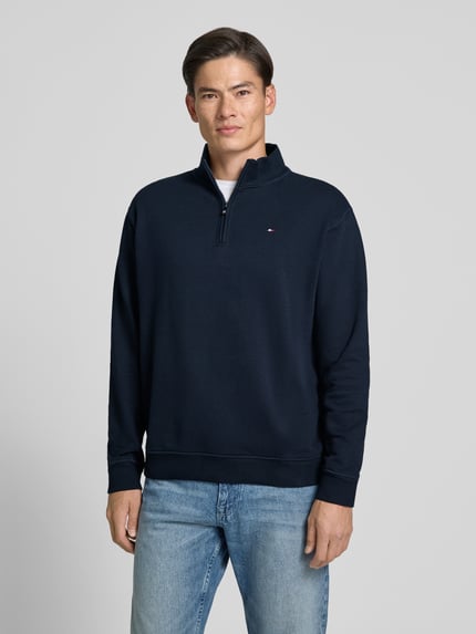 Männermodel trägt PME Legend Sweatjacke mit Label-Patches und Stehkragen, dunkelblau, Reißverschluss, Baumwoll-Mix, Ganzkörperansicht von vorne.