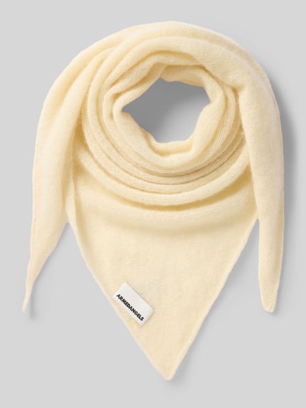 Produktfoto, Schal aus reiner Wolle Modell 'BRYANAA' von Armedangels in Creme, weiche Stricktextur, unifarben, Label Patch sichtbar.