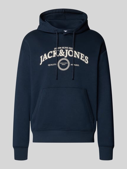 Produktfoto, dunkelblauer Hoodie mit Label-Print Modell 'JAM' von JACK & JONES, Känguru-Tasche, Baumwoll-Mix, Regular Fit, strukturierte Oberfläche