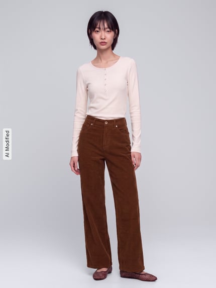 Vrouwenmodel draagt bruine wide leg corduroy broek uit katoenmix model 'HOPE' van ONLY, Dames corduroy broek, volledige voorkant, KI-modified beeld.