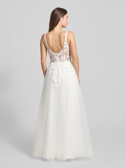 Modelka kobieca nosi Regular Fit Brautkleid mit floralem Spitzenbesatz od Luxuar, biała sukienka z tiulem, koronkowe zdobienia, krój A-linia, z tyłu półprzezroczysta, całkowity widok od tyłu.