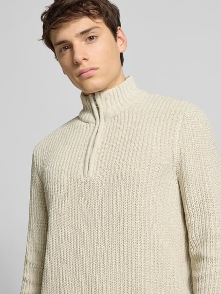 Männermodel trägt Regular Fit Troyer mit kurzem Reißverschluss Modell 'JOIN' von Only & Sons in grob gestrickter Melange-Optik, Nahaufnahme Oberkörper.