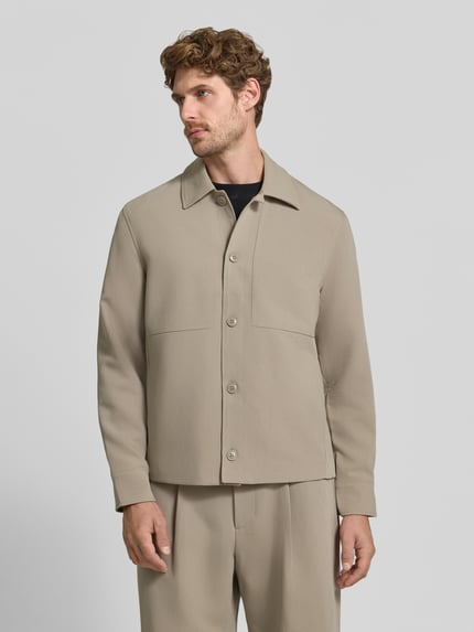 Männermodel trägt sandfarbene Regular Fit Hemdjacke mit Viskose-Anteil von Jake*s Studio Men, glatte Struktur, Ganzkörperansicht von vorne.