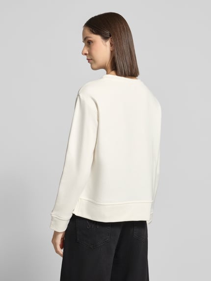 Frauenmodel trägt Sweatshirt mit Motiv-Print und Rundhalsausschnitt von Milano Italy, Baumwoll-Mix in Creme, Relaxed Fit, Ganzkörperansicht Rückansicht.