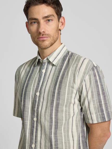 Männermodel trägt Loose Fit Freizeithemd aus reiner Baumwolle von Tom Tailor Denim, Optik:Allover-Muster, gestreift, Nahaufnahme Oberkörper.