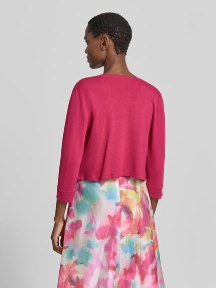 Frauenmodel trägt Bolero aus Viskose-Mix mit 3/4-Arm von Vera Mont, kräftiges Pink, glatte Textur, Rückenlänge 41 cm, Ganzkörperansicht Rückansicht