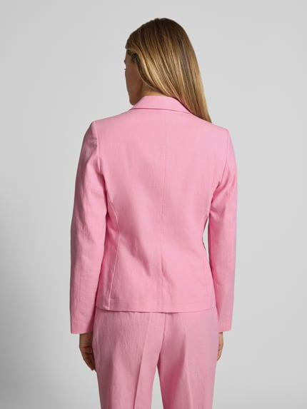 Männermodel trägt Regular Fit Blazer aus Leinen-Mix mit Paspeltaschen von Christian Berg Woman Selection, kolor różowy, mieszanka lnu i bawełny, kołnierz z połami, kieszenie z wypustkami, długość tyłu w rozmiarze 36: 60 cm, szerokość w rozmiarze 36: 46 cm, długość rękawów w rozmiarze 36: 60 cm, Ganzkörperansicht Rückansicht