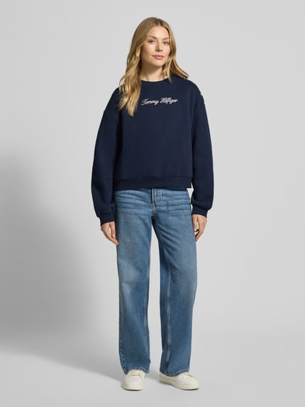 Vrouwenmodel draagt Relaxed Fit Sweatshirt uit katoenmix van Tommy Hilfiger, effen donkerblauw, lange mouwen, vooraanzicht bovenlichaam.