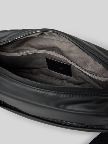 Produktfoto, Handtasche met labelpatch en verstelbare schouderband van CK Calvin Klein, hoofvak met ritssluiting, model PUFFER UTILITY CAMERA BAG, utility-look, zwarte gladde textuur, breedte 30 cm, lengte 16 cm, diepte 7 cm, bandlengte 145 cm