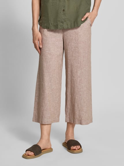 Frauenmodel trägt Culotte aus Leinen-Mix mit Gürtel von Christian Berg Woman, Wide-Fit, beige, französische Eingrifftaschen, Nahaufnahme Unterkörper.