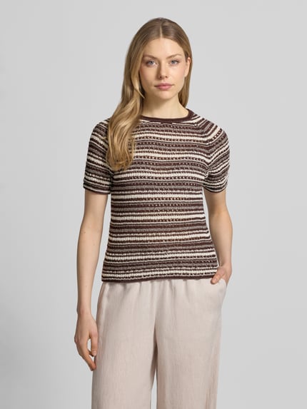 Frauenmodel trägt Strickshirt im Allover-Look mit Rollsaum von Jake*s Casual aus Baumwoll-Mix, Regular-Fit, Rundhalsausschnitt, Ganzkörperansicht von vorne.
