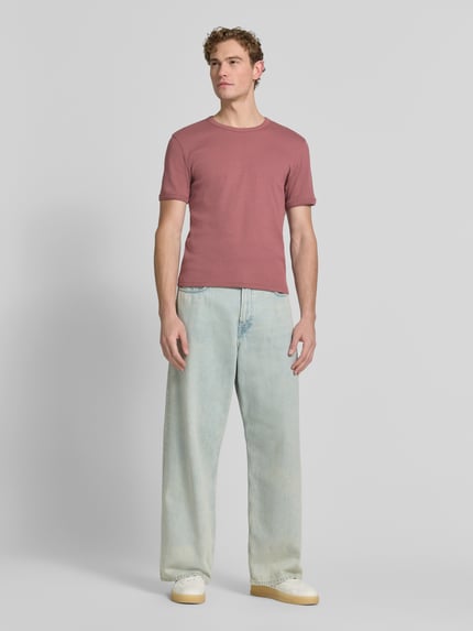 Męski model trägt T-Shirt in Ripp-Optik mit Rundhalsausschnitt von Jake*s, mieszanka bawełny i elastanu, krój slim fit, długość tyłu w rozmiarze M: 56 cm, cała sylwetka z przodu