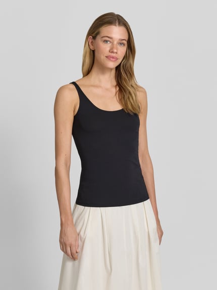 Frauenmodel trägt Slim Fit Top mit Rundhalsausschnitt von Jake*s Casual aus Elastischer-Baumwoll-Mix, Ärmelloses-Design, schwarze Farbe, Rückenlänge bei Größe S 45 cm, Ganzkörperansicht von vorne.